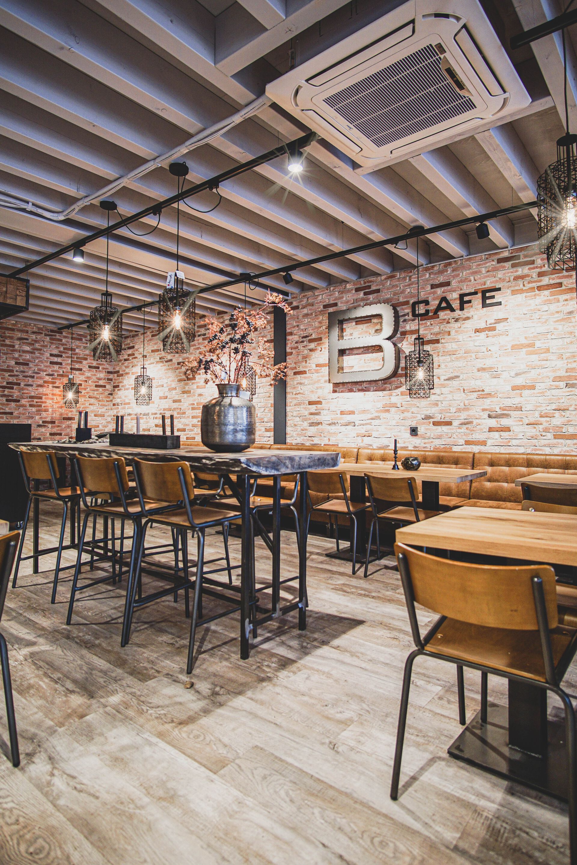 B Café | Nuchter Interieur